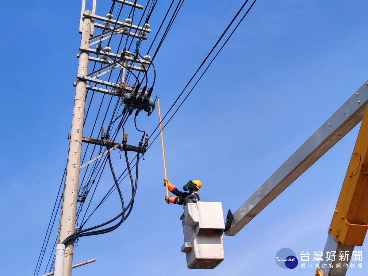 台電新竹區處人員清除設備上鳥巢。