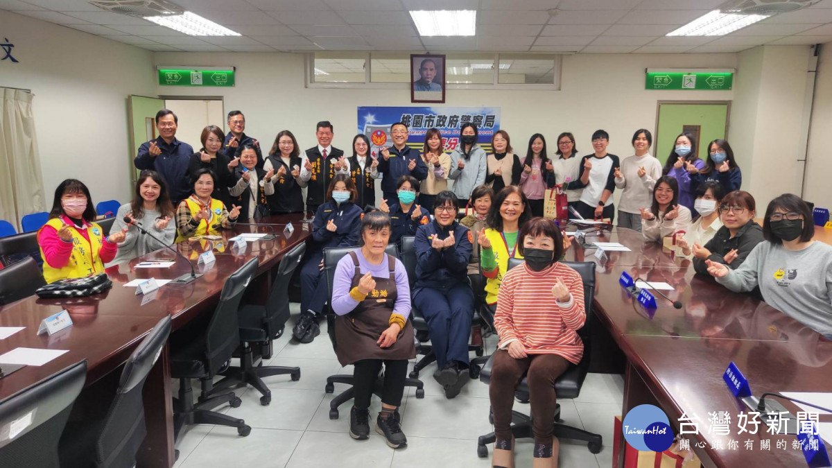 桃園市警察局各分局在婦女節前夕致贈花束與禮品慰勉女性同仁，現場氣氛溫馨。