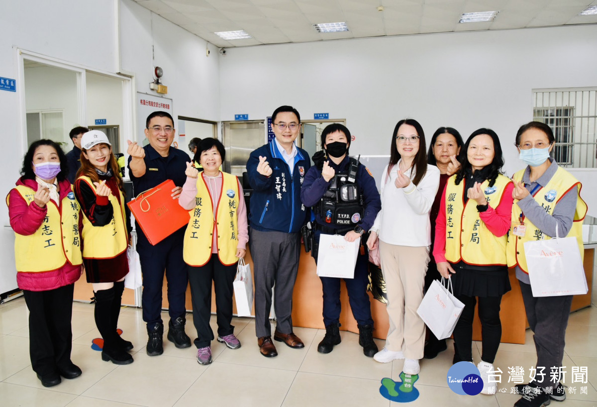 桃園市警察局各分局在婦女節前夕致贈花束與禮品慰勉女性同仁，現場氣氛溫馨。