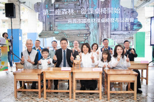 嘉義市國中小正式引入992套國產柳杉打造的課桌椅進駐校園／嘉義市府提供