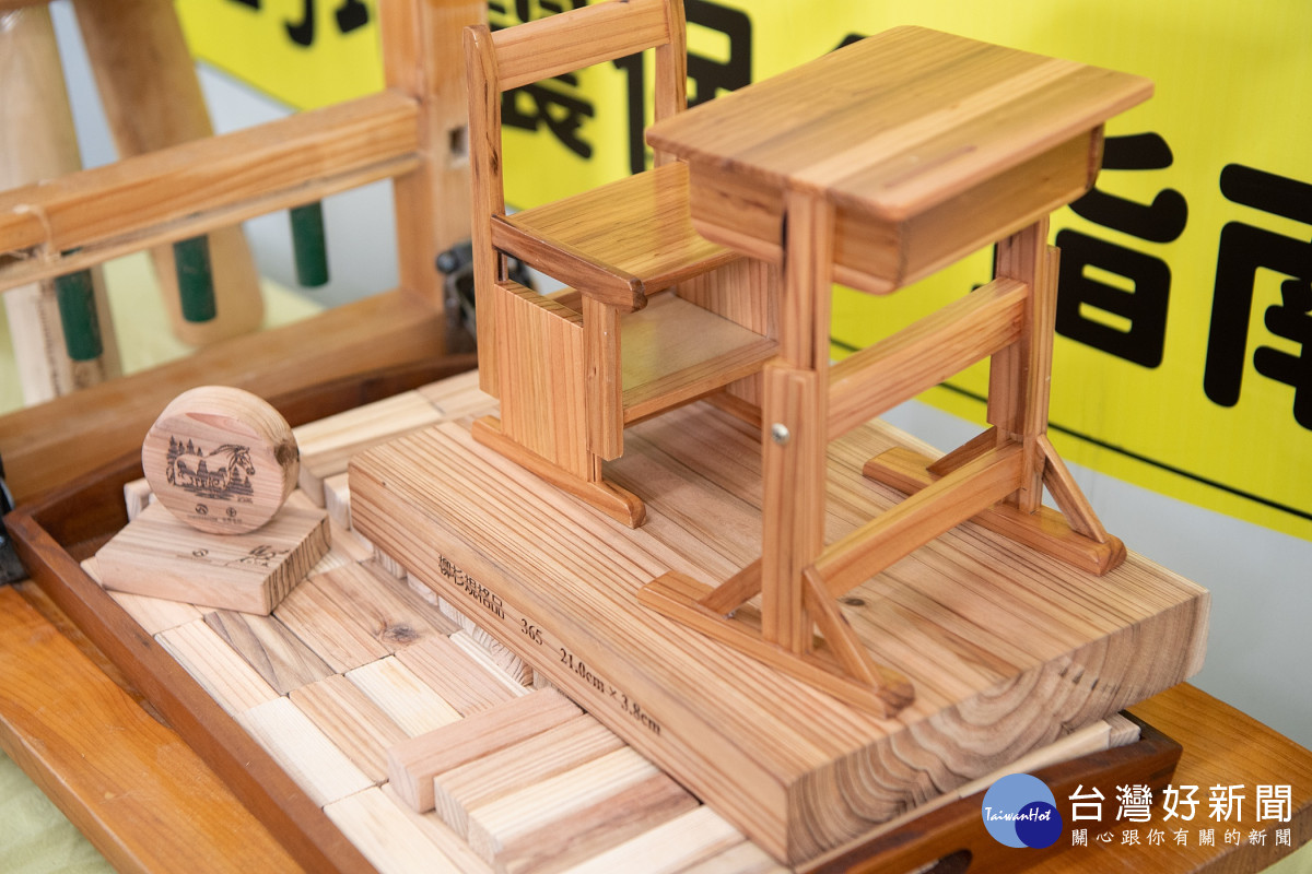 嘉義市國中小正式引入992套國產柳杉打造的課桌椅進駐校園／嘉義市府提供