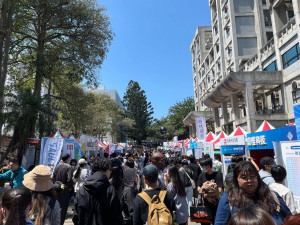 桃竹苗分署自3月起，攜手轄內20所大專校院，共同辦理21場大型校園徵才博覽會，集結超過1,800家企業參與，釋出逾5萬個工作機會。(此為活動示意圖)