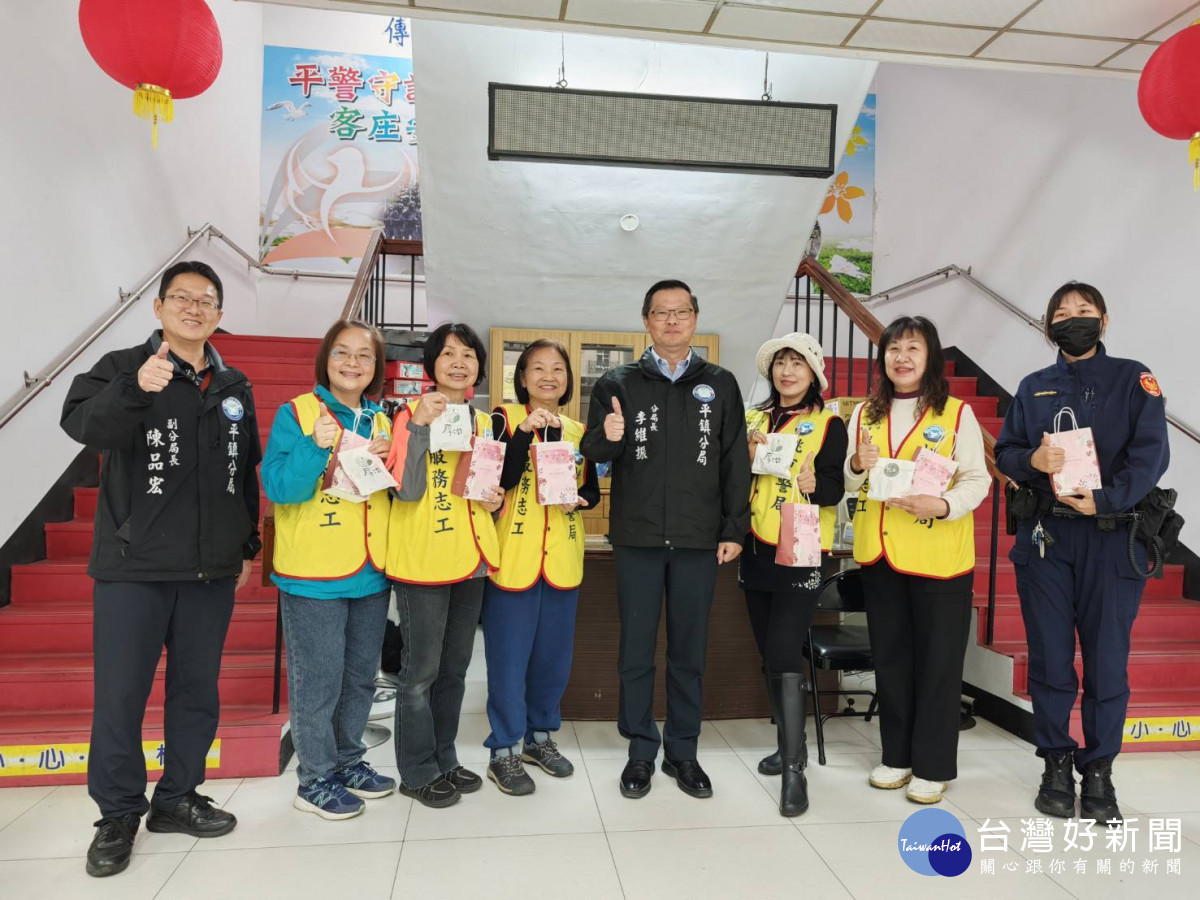 平鎮與龍潭警分局分別準備紅豆麻糬麵包與保養面膜慰勉女性同仁與志工，讓警察職場洋溫馨節慶氛圍。<br />
<br />
