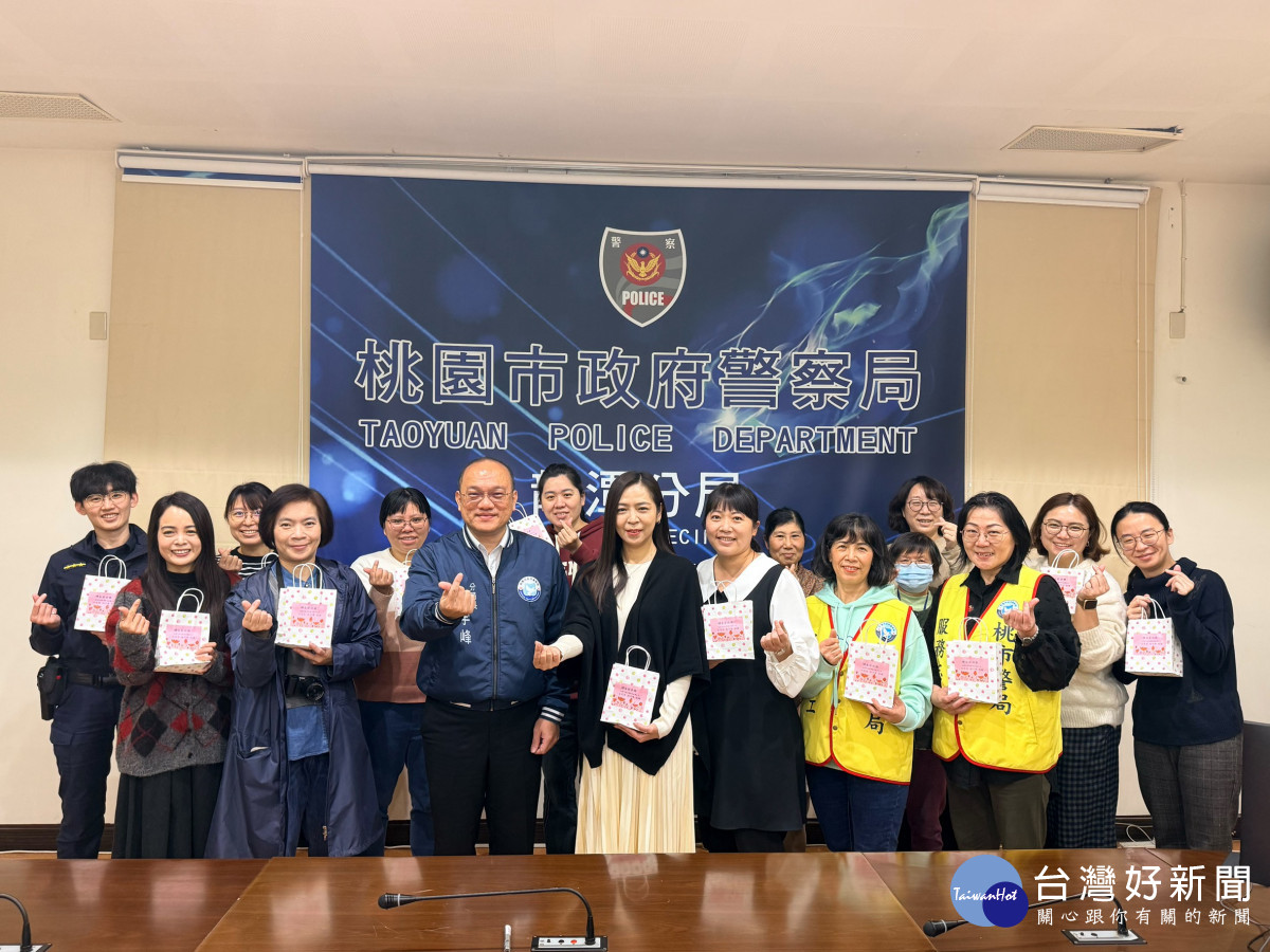 平鎮與龍潭警分局分別準備紅豆麻糬麵包與保養面膜慰勉女性同仁與志工，讓警察職場洋溫馨節慶氛圍。<br />
<br />
