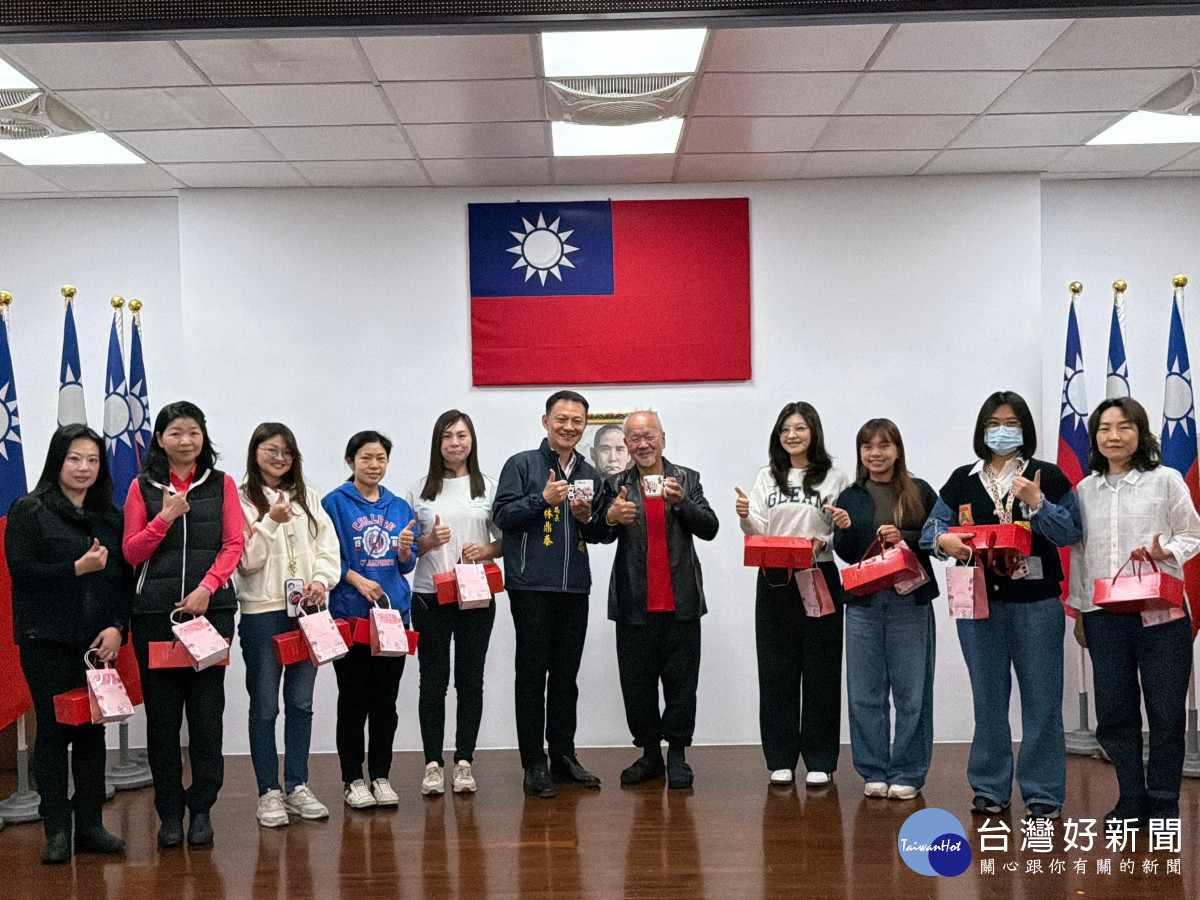 中壢警分局準備藝術家手繪紀念對杯致贈女性同仁，象徵並肩守護城市的團隊精神。