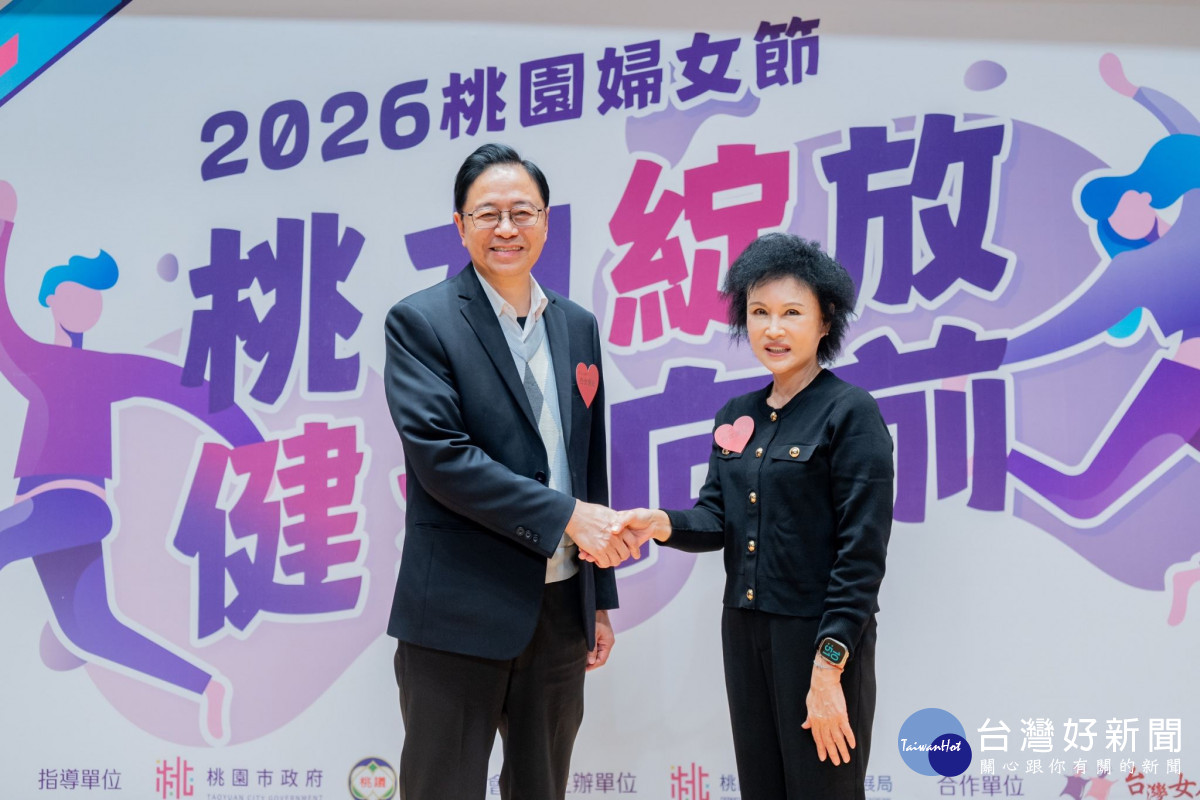 張市長與毒物實驗室護理師譚敦慈合照。<br />
