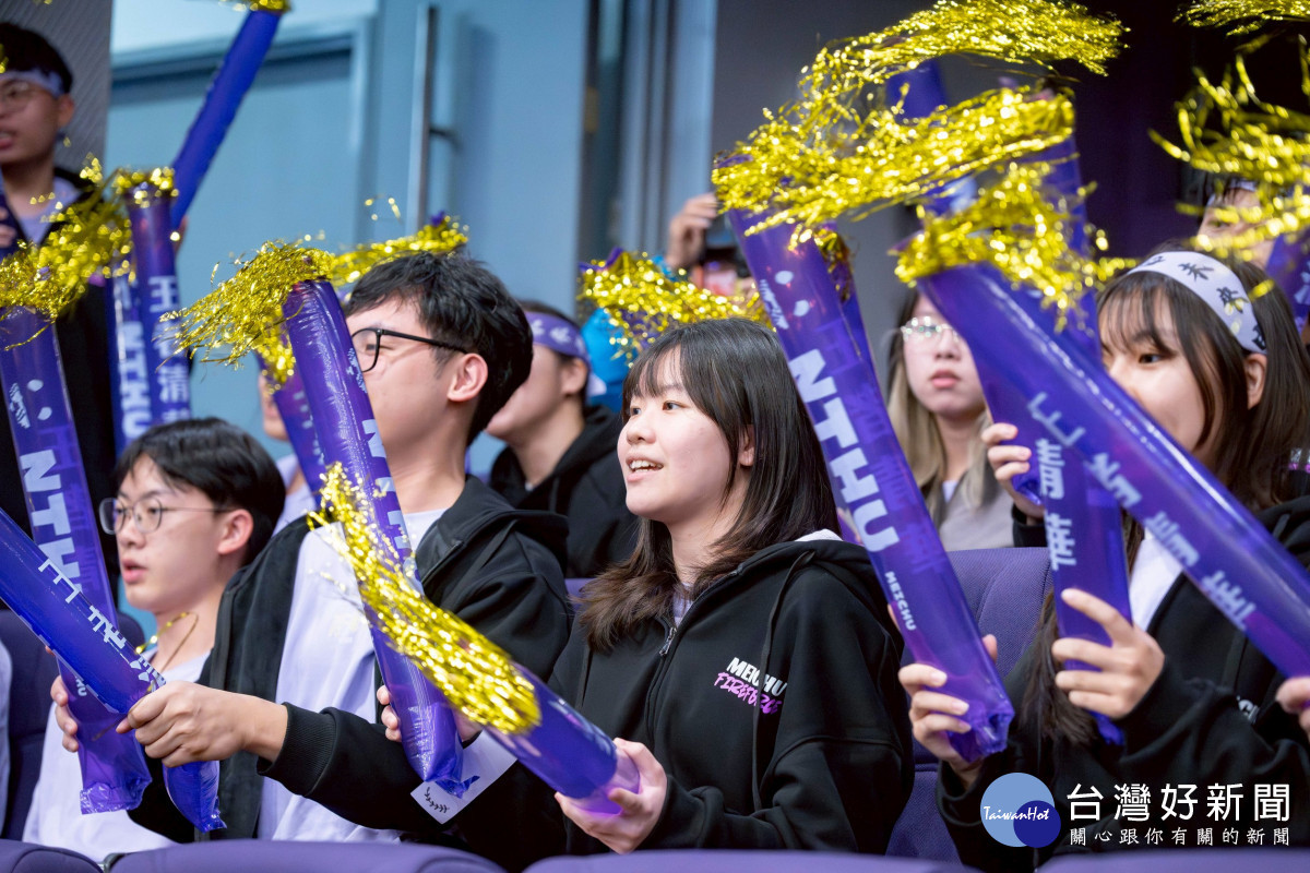 兩校火力班氣勢磅礡為校歡呼，成為選手們最強大的應援。