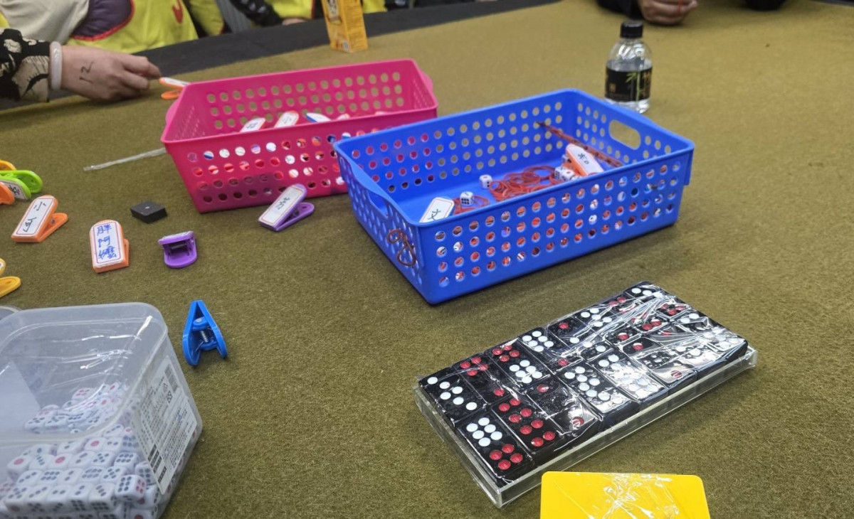 現場查扣天九牌1副、骰子1盒、監視器鏡頭3支等證物，及賭資。