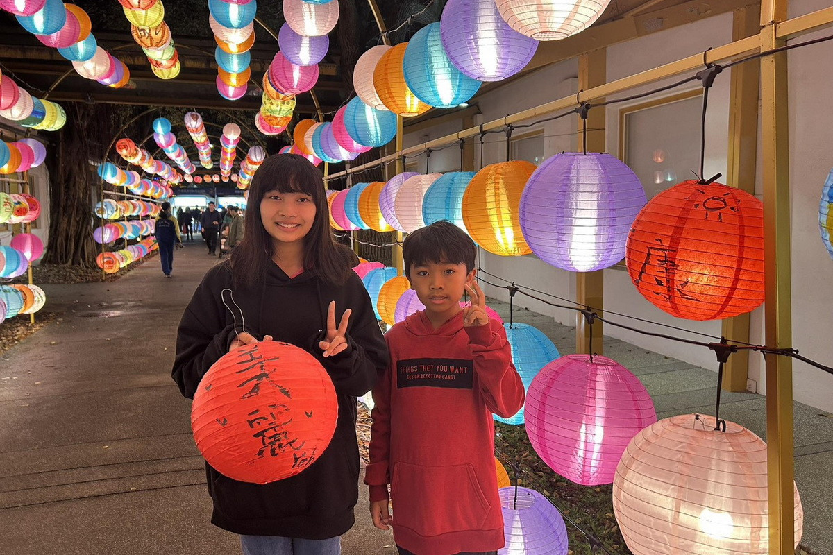 桃園燈會人氣持續延燒，社群抽獎幸運得主現身領取舒華親筆燈籠。<br />
