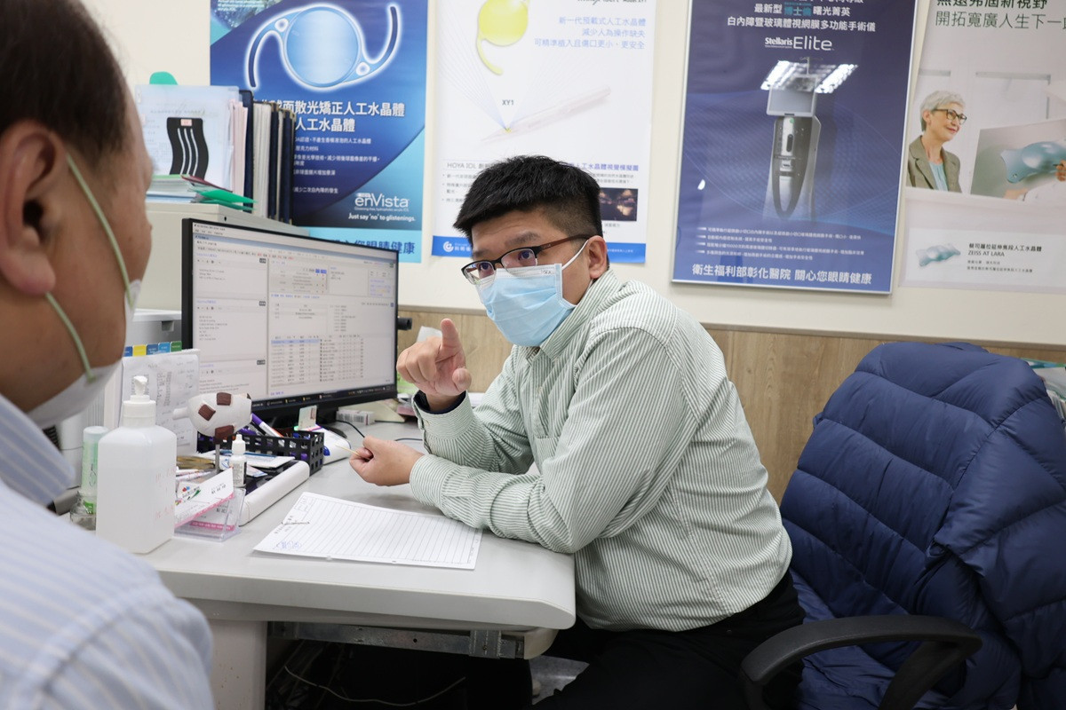 「右眼跳災」嚇壞 60 歲男   醫師：多半與自律神經失調有關