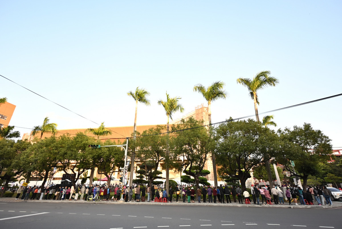 彰縣府大廳直播中日大戰，應援力挺中華英雄排隊人潮。圖／彰化縣政府提供