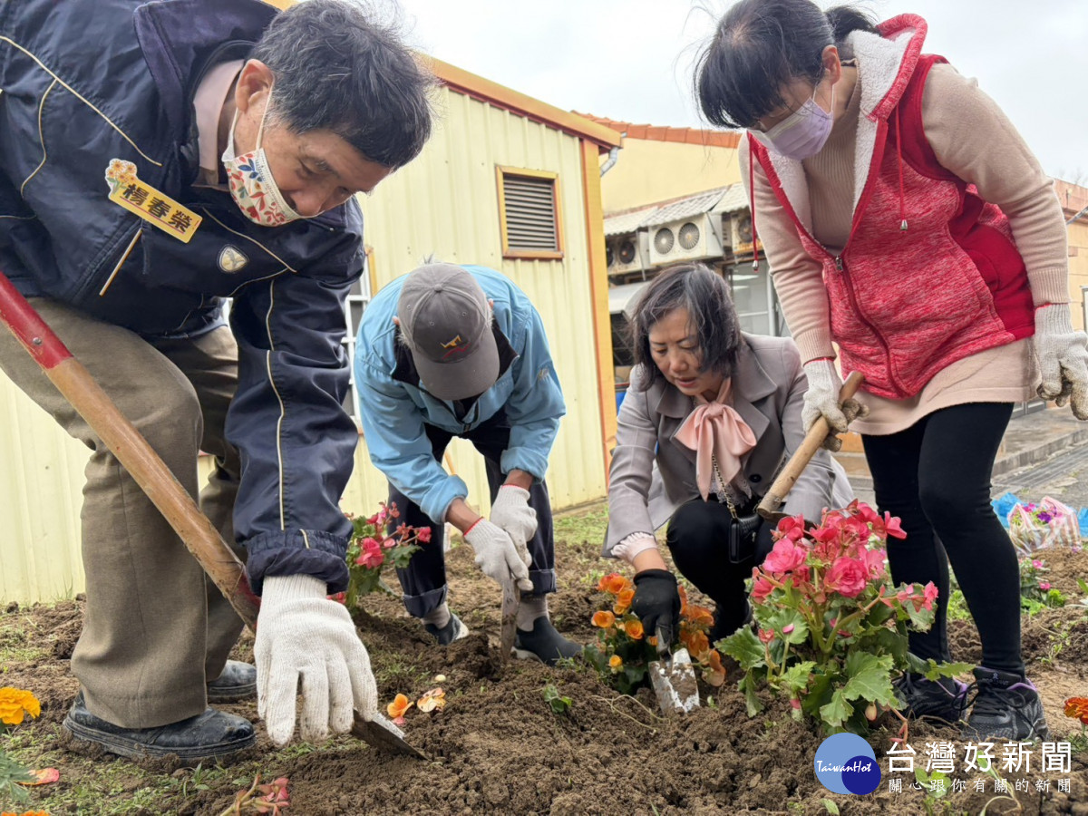 主任白恩惠(右2）帶領長輩進行植栽作業，親自指導住民種下花苗。