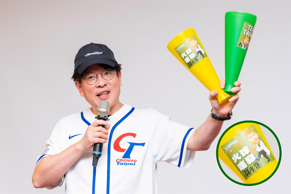 彰基總院長陳穆寬展示賴清德總統親筆簽名的應援棒，為 2026 世界棒球經典賽中華隊熱血集氣。圖／彰基提供