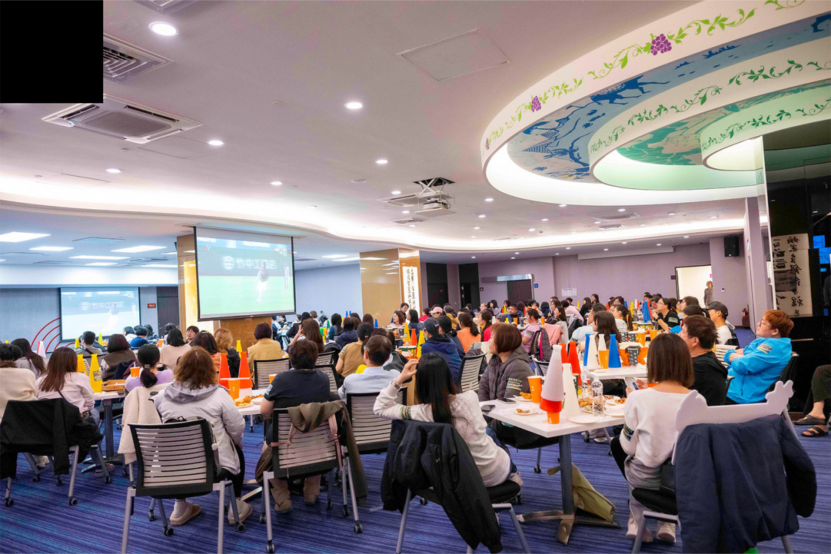 圖5. 直播現場座無虛席，員工在大螢幕前屏氣凝神，感受如同置身球場般的熱血應援氣氛。圖／彰基提供