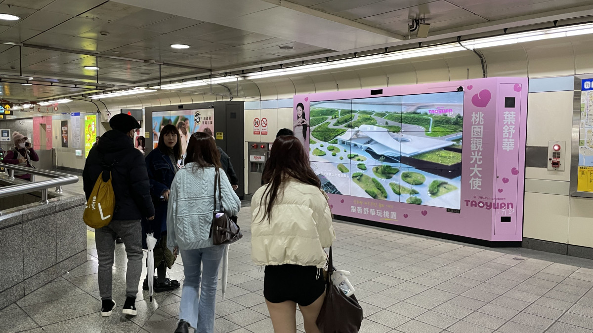 台北西門町廣告前粉絲駐足觀看。