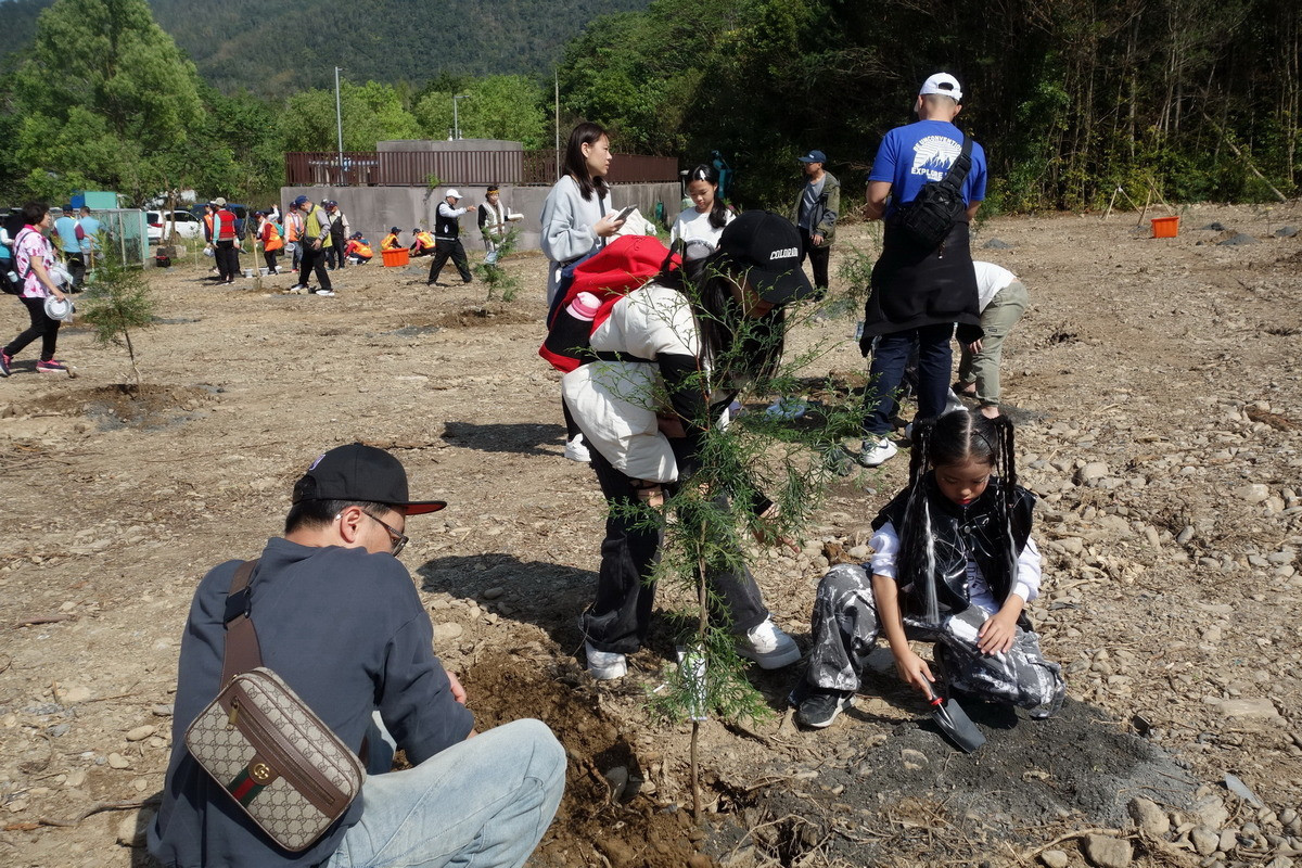 民眾親子一起植樹。（林保署南投分署提供)