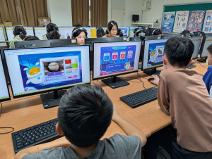 內湖國小進行Code.org海洋生物辨識二分法練習。
2 載熙五年級AI課程中，學生搶著和AI做朋友。