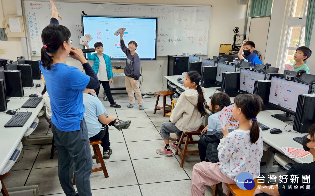  載熙五年級AI課程中，學生搶著和AI做朋友。