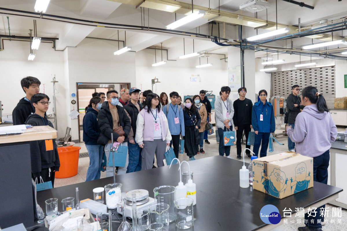 中央大學開放實驗室參訪，讓高中生更了解大學的實際課程。
