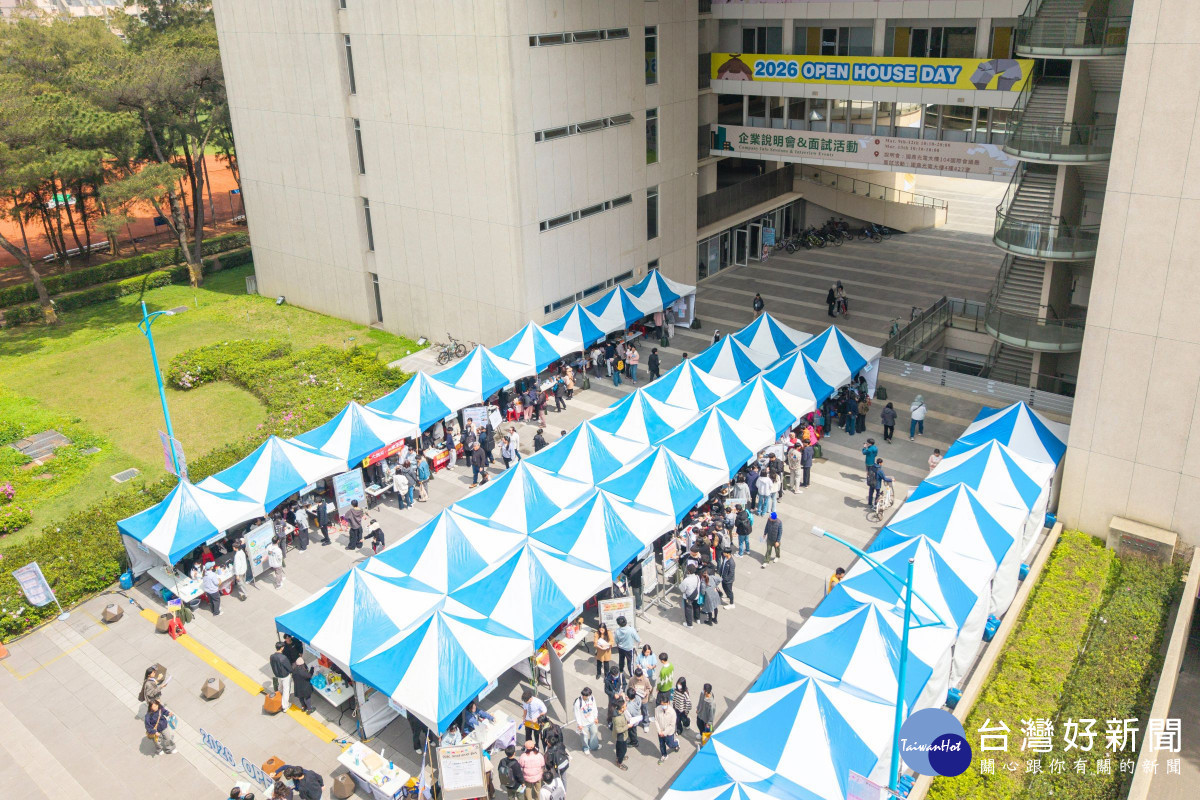中央大學Open House Day 校園開放日，各學系介紹攤位一字擺開，相當壯觀。<br />
<br />
