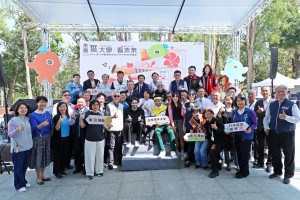 嘉義市政府特別邀集70所大專校院及嘉義區18所高中職，在嘉義市立棒球場前廣場辦理「2026年大學入學暨嘉義區高中特色教育博覽會」／嘉義市府提供