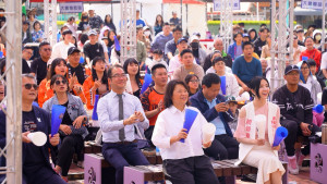 中華隊第3戰對上捷克，嘉義市長與球迷在中正公園觀賞直播，為中華隊加油／嘉義市府提供