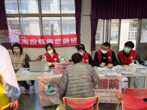 衛生局在社區辦理癌症篩檢服務請女性朋友正視自己的健康。（衛生局提供）