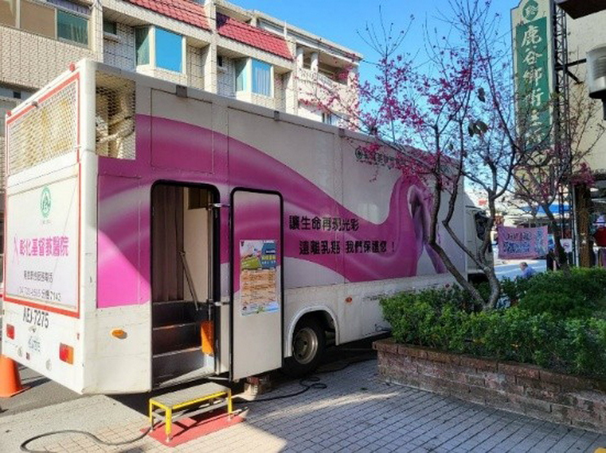衛生局結合社區辦癌症篩檢服務請女性朋友正視自己的健康。（衛生局提供）