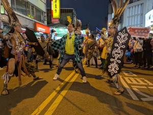 彰化古城踩街國際嘉年華登場，異國表演齊聚嗨翻半線古城。