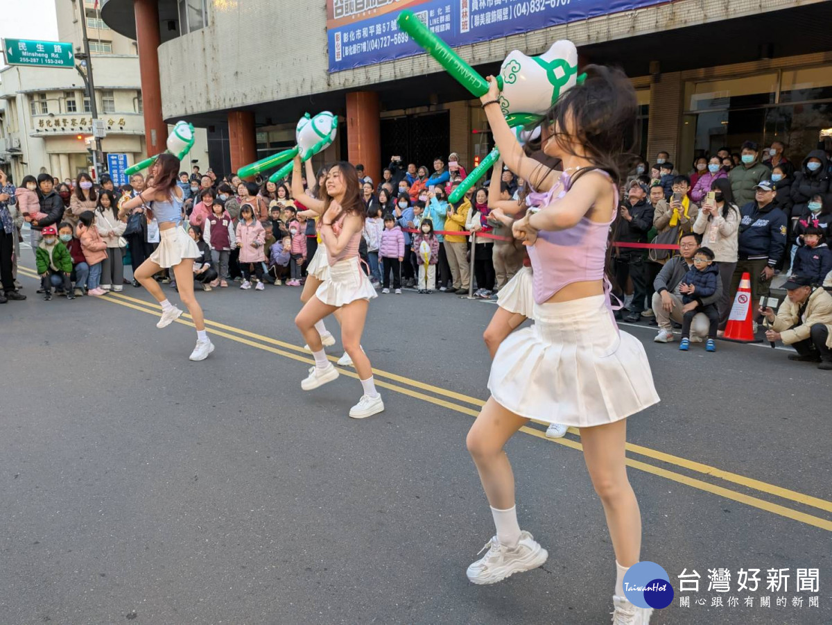 彰化古城踩街國際嘉年華登場，異國表演齊聚嗨翻半線古城。