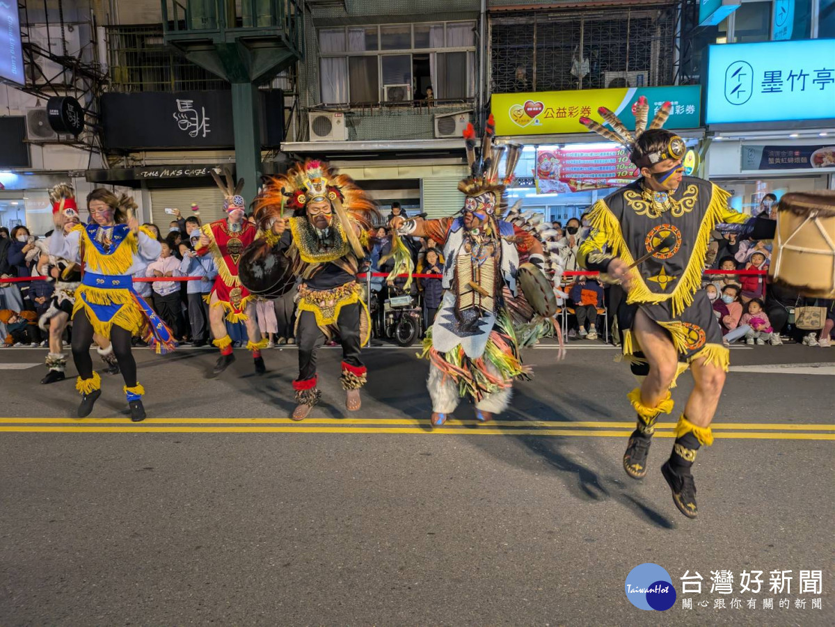 彰化古城踩街國際嘉年華登場，異國表演齊聚嗨翻半線古城。