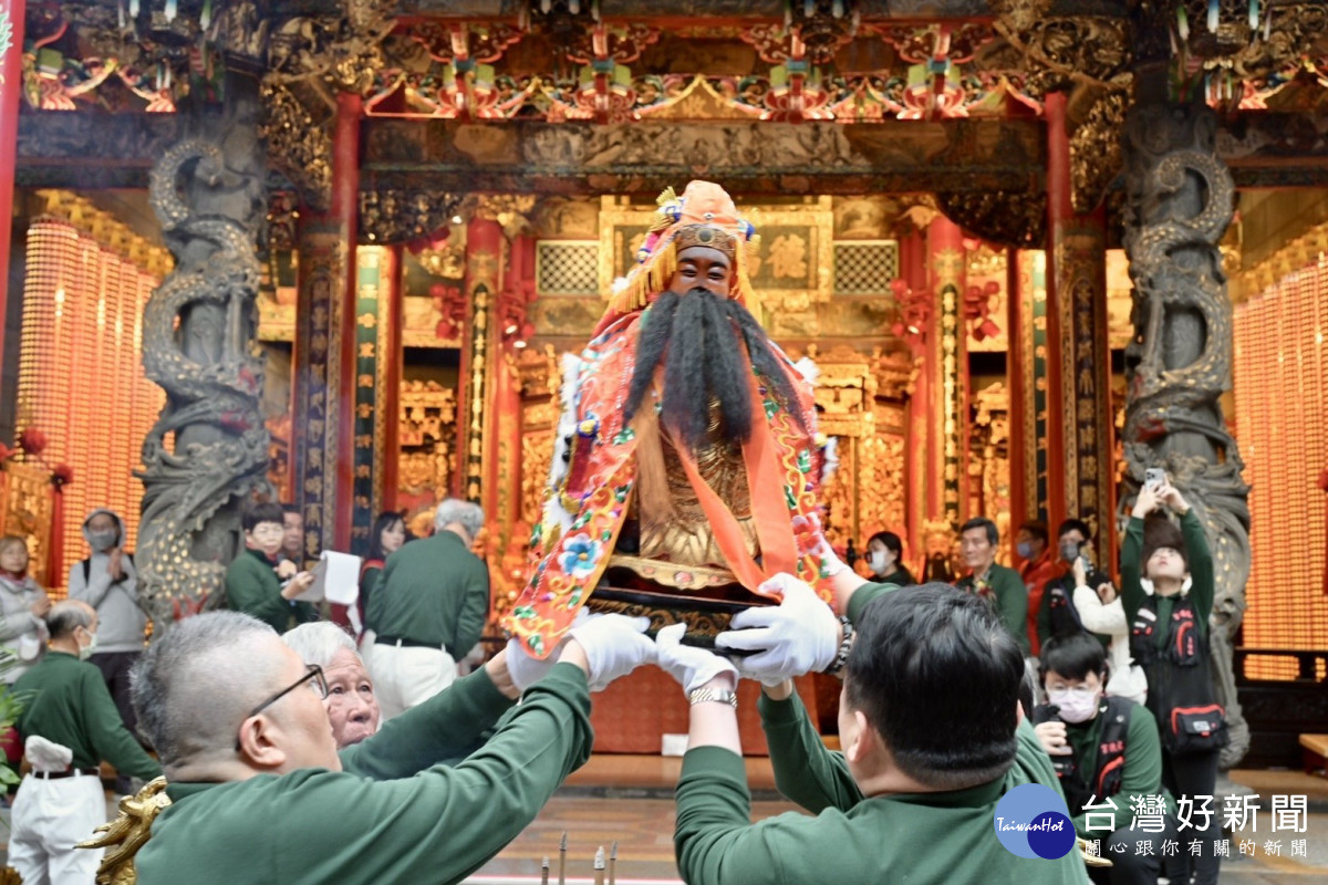 景福宮開漳聖王文化季祈安遶境登場   市長張善政率眾鑽轎祈福