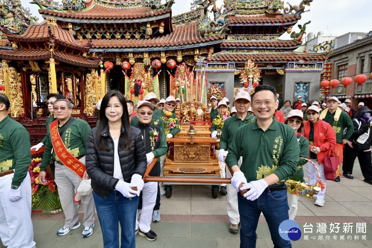 景福宮開漳聖王文化季祈安遶境登場   市長張善政率眾鑽轎祈福