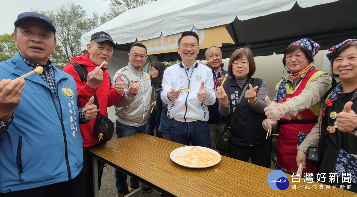 蘇俊賓也在現場親手搗製客家糍粑，體驗客家傳統美食好滋味。