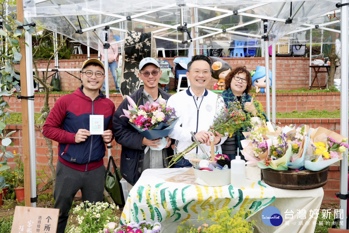 蘇俊賓也在天穿日儀式前到在地客青籌組的文創市集參觀，與民眾親切互動。