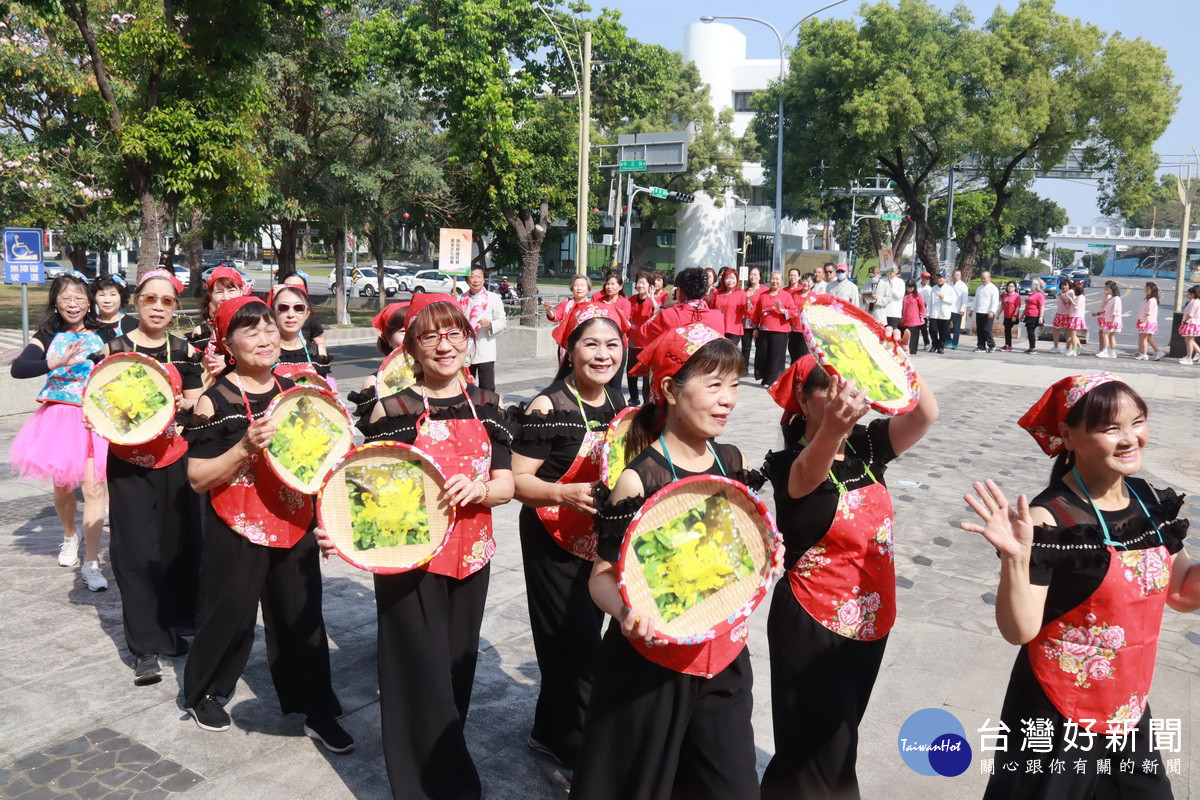 各鄉鎮市客家協會團隊創意進場。（記者扶小萍攝）