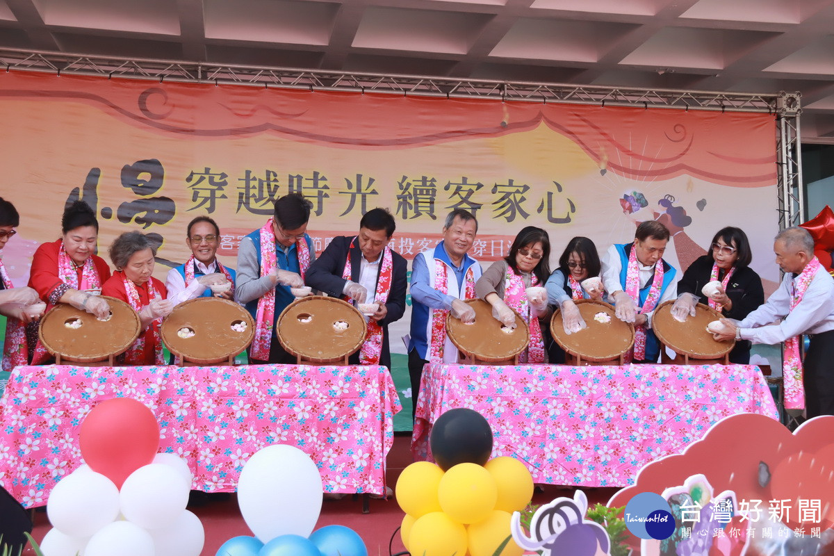 12名嘉賓進行補天象徵圓滿順利。（記者扶小萍攝）