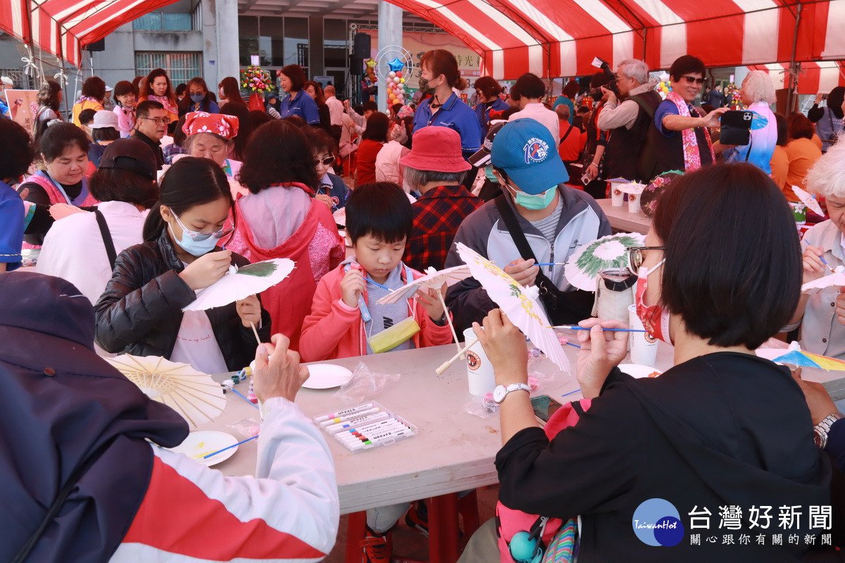 會場進行彩繪紙傘等活動熱鬧歡騰。（記者扶小萍攝）
