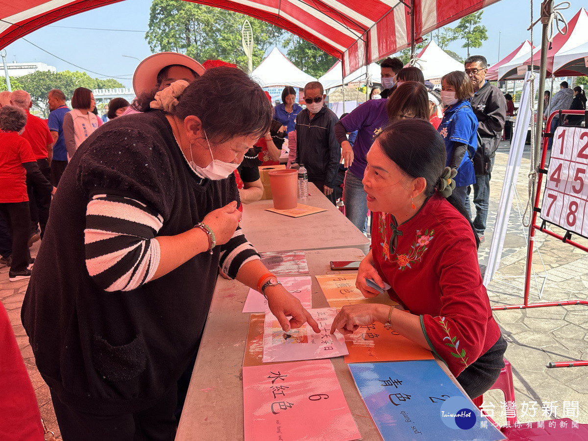 客語闖關考驗民眾對客家語言的認識。（記者扶小萍攝）