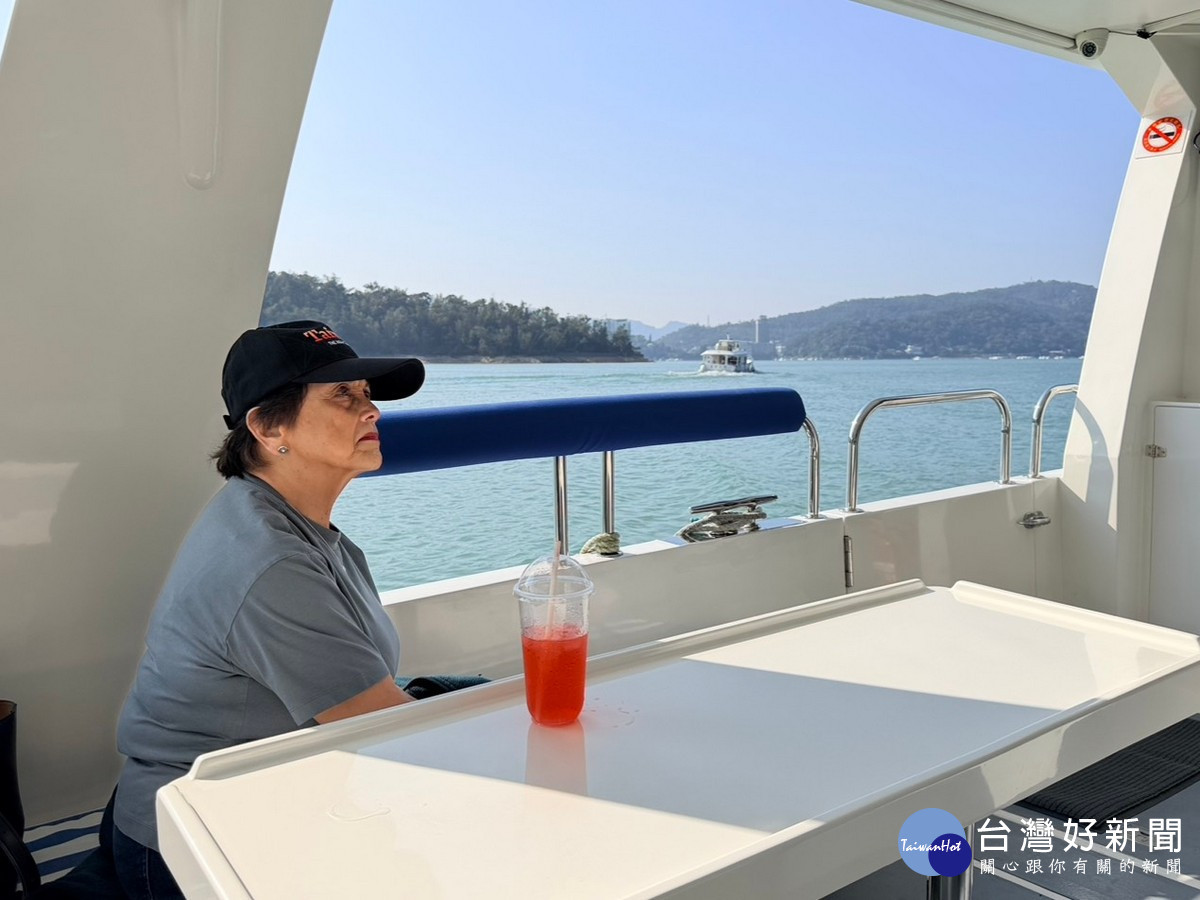 關島總督搭乘電動船遊湖。（日管處提供） 