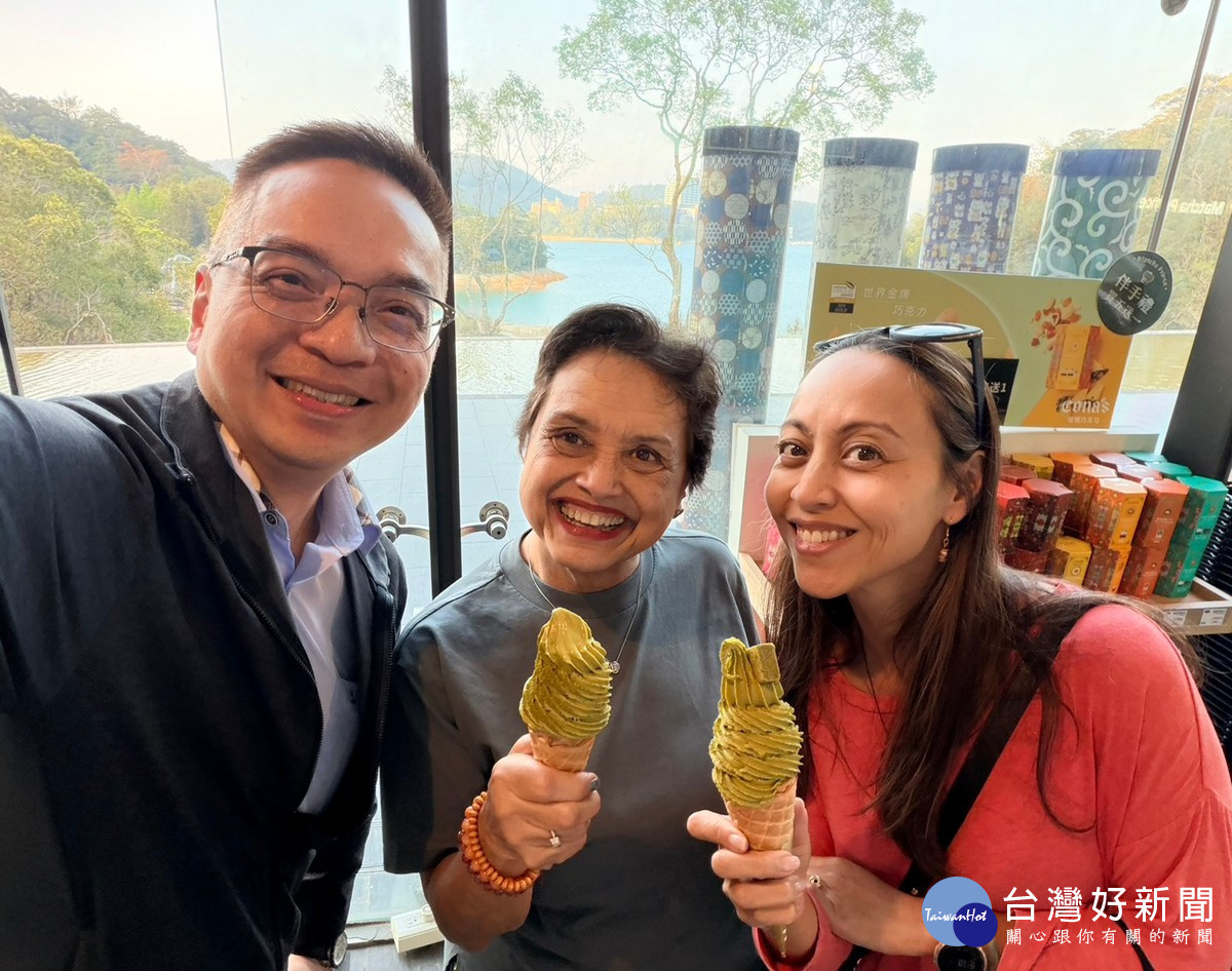 關島總督品嚐茶茶小王子抹茶霜淇淋。（日管處提供） 