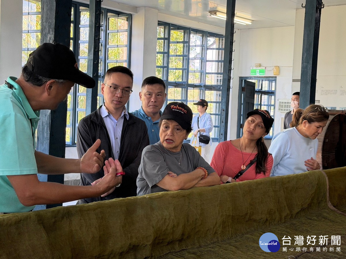 關島總督一行人參訪日月老茶廠。（日管處提供）