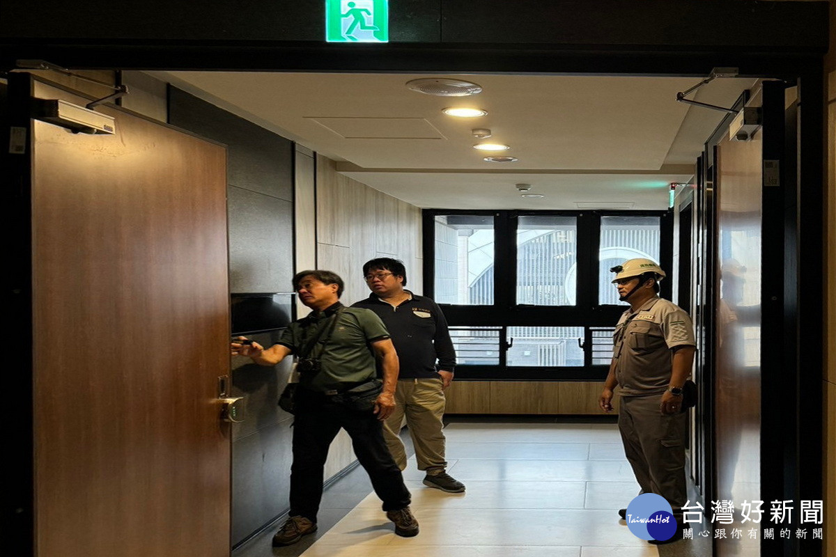 公安申報專業技師進行安檢梯廳。