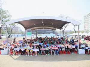 嘉義縣政府今天在燈會展區旁戀人公園舉辦轉播活動，吸引大批球迷到場觀戰／嘉義縣府提供