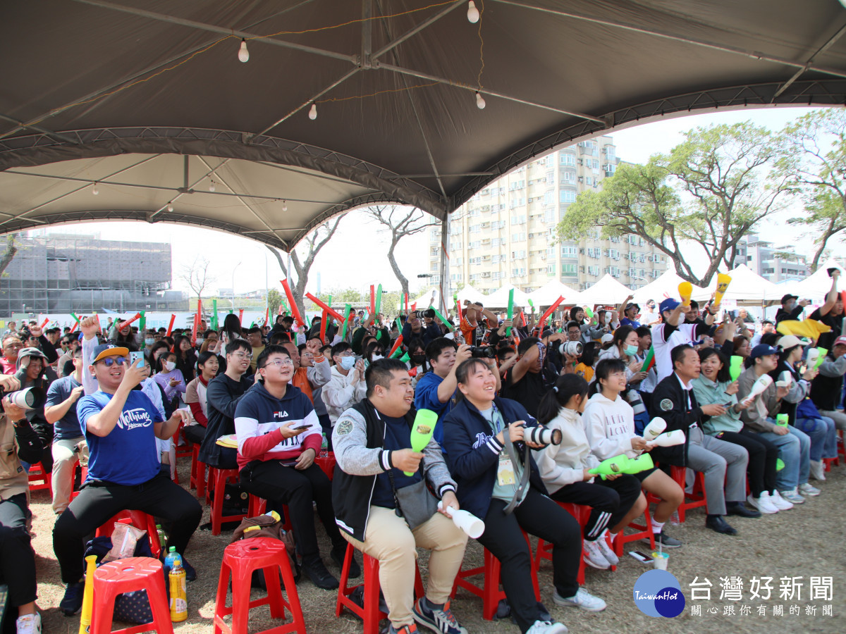 嘉義縣政府今天在燈會展區旁戀人公園舉辦轉播活動，吸引大批球迷到場觀戰／嘉義縣府提供