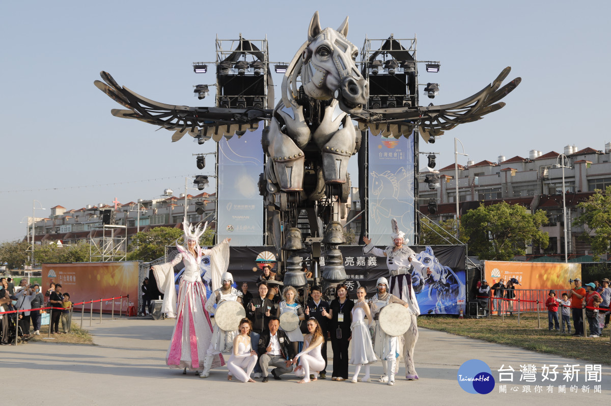 法國機械藝術馬戲團 Planète Vapeur攜代表作《飛天白馬秀》首度於嘉義亮相，今天搶先開箱10米機械巨獸／嘉義縣府提供