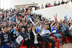 關鍵生死戰！縣長領軍挺中華隊，彰縣府大廳應援嗑韓成功。圖／彰化縣政府提供