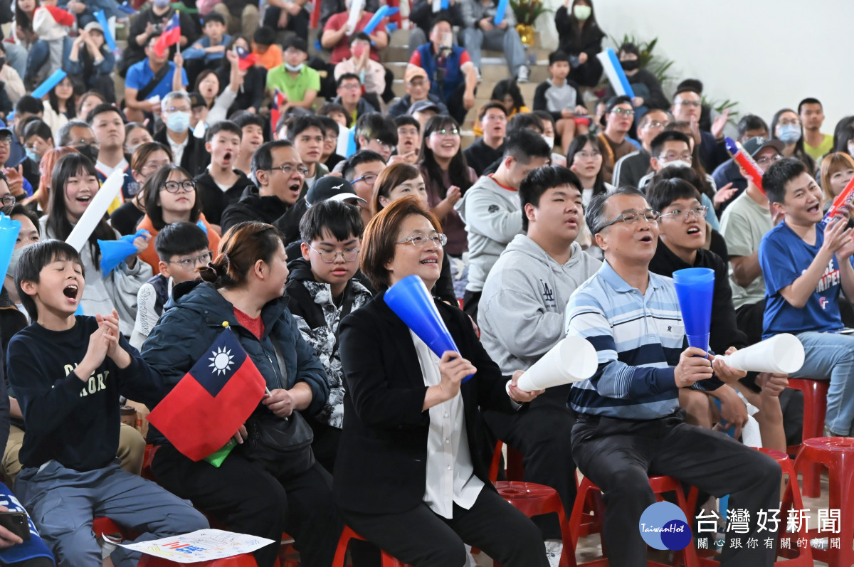 關鍵生死戰!縣長領軍挺中華隊,彰縣府大廳應援嗑韓成功。圖/彰化縣政府提供
