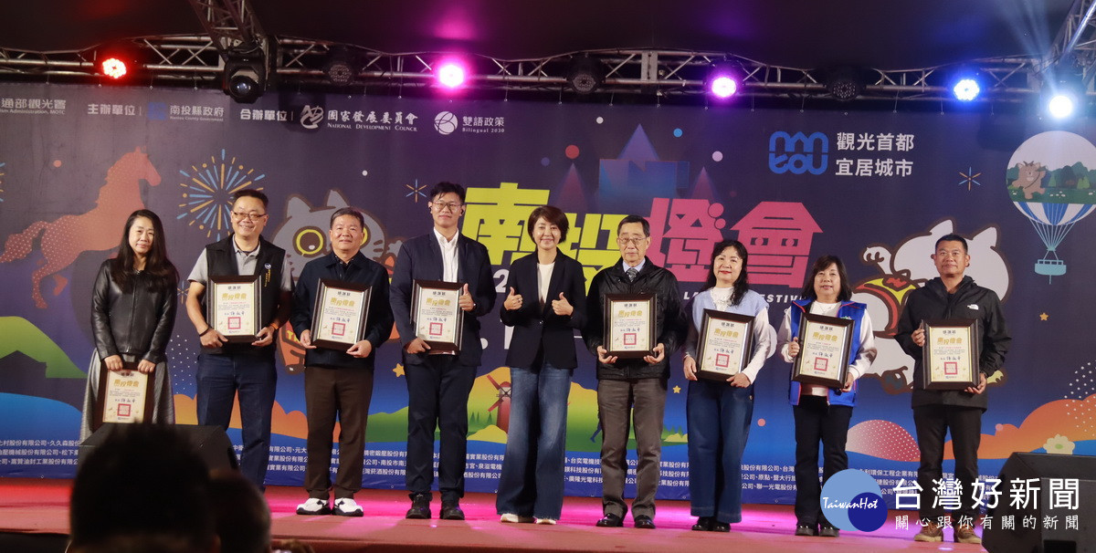 許縣長逐一致贈感謝狀予贊助的企業、團體與寺廟等。(記者扶小萍攝)