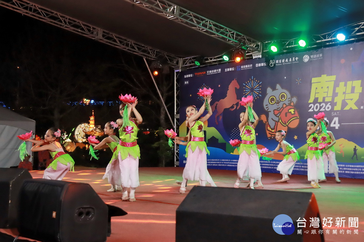 世雯民族舞蹈團為燈會最後一場精彩演出。(記者扶小萍攝)